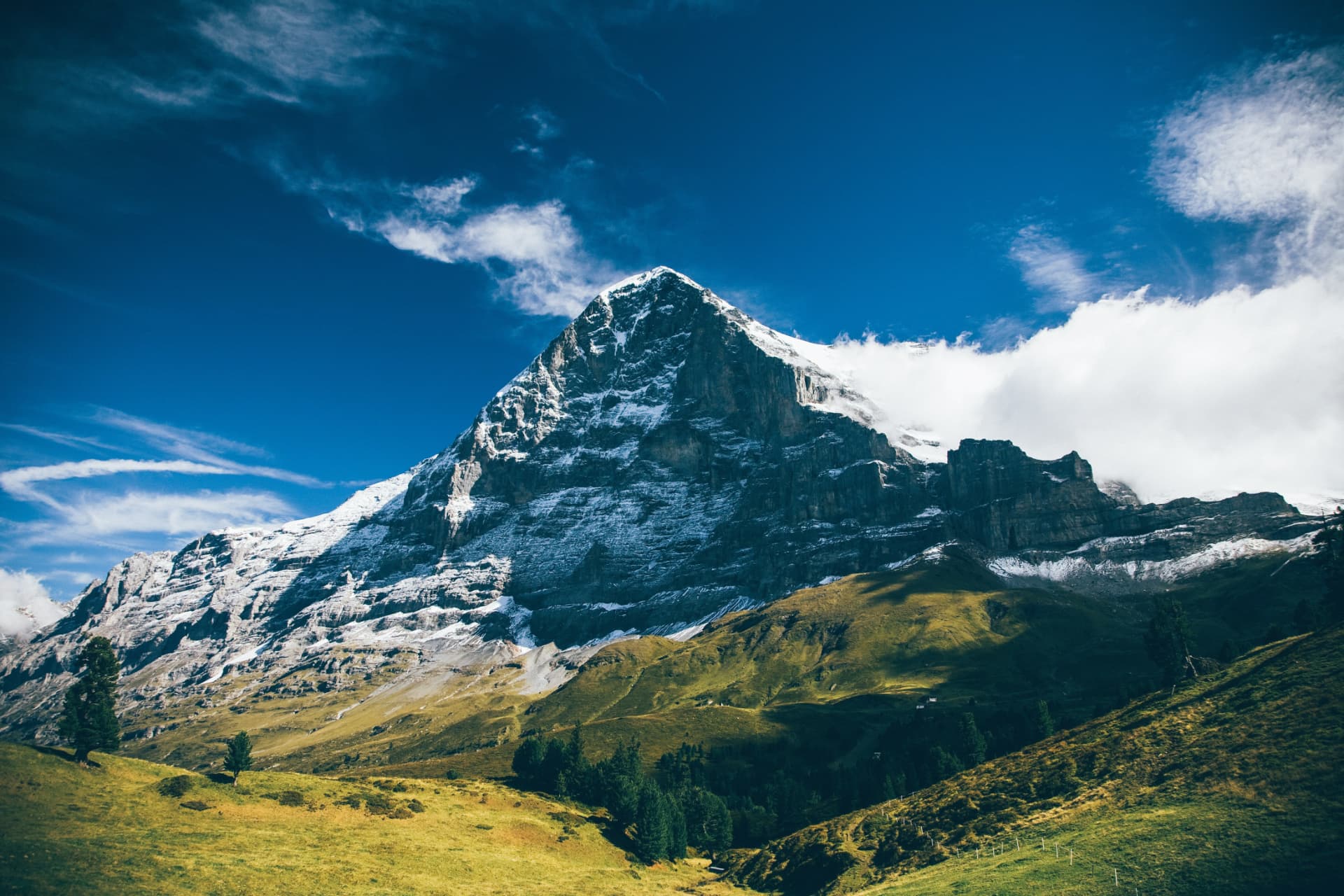 Schweizer Berglandschaft mit Blick auf einen verschneiten Gipfel
